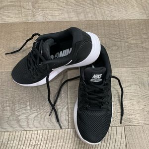 Women’s NIKE’s. Size 6